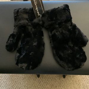 Reversible faux fur Pandemonium mittens